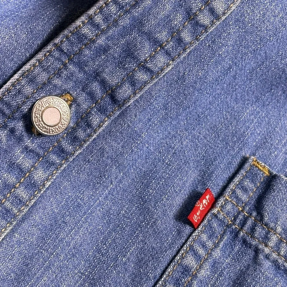 Levi's Denim Snap Shirt Medium Wash Button Up Unisex‎ L Coastal Cowgirl Western